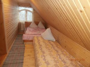 艾兹基Karpatskiy Domyk的一间位于阁楼的小型客房,配有两张床