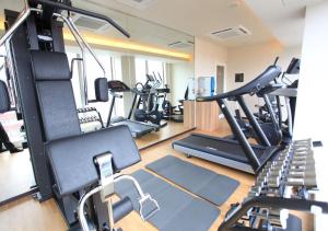 Urban Hotel Kyoto Gojo Premium的健身中心和/或健身设施