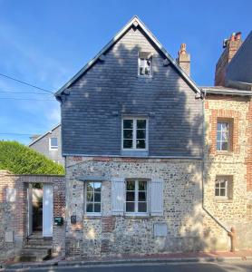 翁弗勒尔Boudin Cottage Honfleur的蓝色屋顶的砖屋