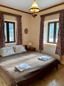 Ágios MinásComfortable Apartment in Village Saint Minas的一间卧室配有一张大床和两条毛巾