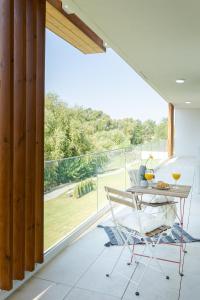 沃伦塔里Il Lago - Turquoise - Cozy Luxurious Smart Home By The Lake的美景阳台的桌椅