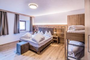 科莱伊萨尔科海登伯格戴尔斯库尔公寓式酒店的木墙客房的两张床