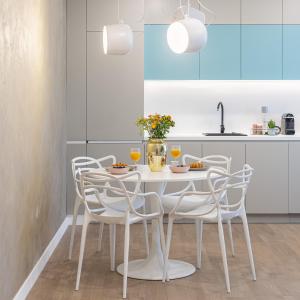 沃伦塔里Il Lago - Turquoise - Cozy Luxurious Smart Home By The Lake的厨房配有白色的桌椅