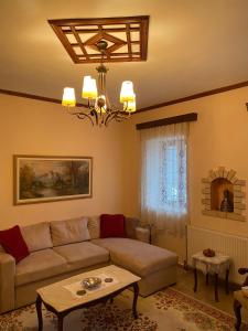 Ágios MinásComfortable Apartment in Village Saint Minas的客厅配有沙发和桌子