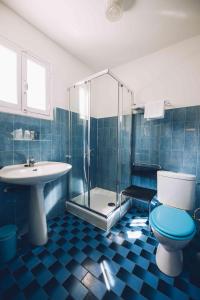 林古泽塔切兹玛丽酒店的带淋浴、卫生间和盥洗盆的浴室