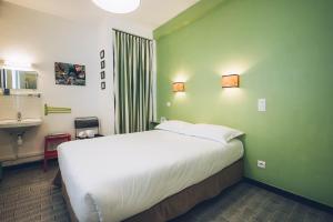林古泽塔切兹玛丽酒店的卧室设有一张绿色墙壁上的白色大床