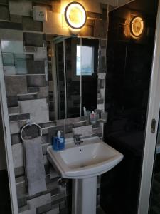 希莫尤TD Guest House 4 Plus的一间带水槽和镜子的浴室