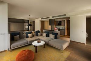 新德里Hyatt Delhi Residences的客厅配有沙发和桌子