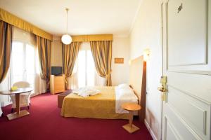 切塞纳蒂科切塞纳蒂科大酒店的酒店客房设有床和窗户。