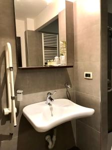 特尔尼迪亚曼特罗索酒店的浴室设有白色水槽和镜子
