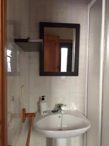 卡尔瓦略Bungalow 3 (adosado) - Playa Arnela的一间带水槽和镜子的浴室