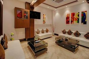 阿格拉Hotel Rudra Vilas的客厅配有两张沙发和一台电视机