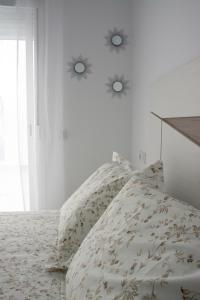 贝赫尔-德拉弗龙特拉Apartamento Calma的一间卧室配有一张带两个枕头的床