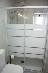 贝赫尔-德拉弗龙特拉Apartamento Calma的带淋浴和卫生间的浴室。