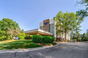 罗利Comfort Inn Raleigh Midtown的街道上酒店建筑的 ⁇ 染