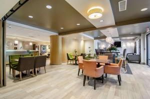 Comfort Inn Raleigh Midtown的休息区