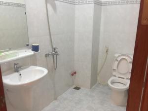 头顿Nhà nghỉ Linh Quân的一间带水槽和卫生间的浴室
