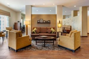 法戈Sleep Inn & Suites Fargo Medical Center的客厅配有两张沙发和一张桌子
