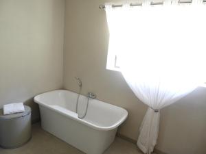 富里斯堡Oranje Guest Farm的带窗户的浴室内的白色浴缸
