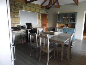 富里斯堡Oranje Guest Farm的一间带桌椅的用餐室和一间厨房
