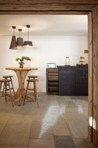 萨沃宁Berghuus Radons的厨房配有桌子和凳子