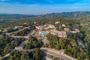 阿尔扎凯纳Hotel Borgo Smeraldo的山景别墅的空中景致