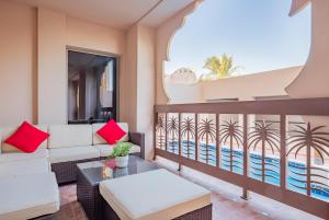 迪拜Exclusive Escapes Private Pool Homes and Villas by GLOBALSTAY Holiday Homes的享有泳池景致的客厅