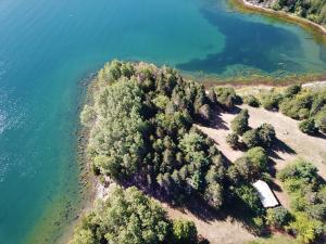 马洪贝GIFFORD private Island GLAMPING boat ride included的湖泊旁树木群的空中景观