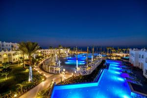 沙姆沙伊赫Sunrise Diamond Beach Resort -Grand Select的享有夜间度假村泳池的景致