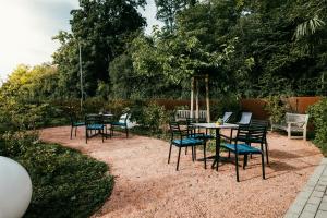 博登斯边的拉多夫采尔K99酒店的院子里的一组椅子和一张桌子