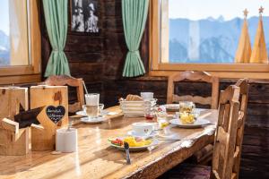 贝特默阿尔卑斯拉朗酒店的一张木桌,上面放着食物盘