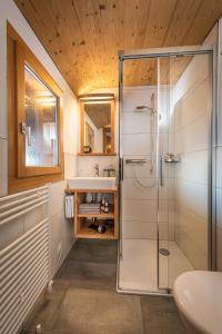 贝特默阿尔卑斯拉朗酒店的带淋浴和盥洗盆的浴室