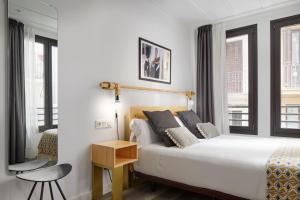 潘普洛纳阿里亚祖旅馆的一间卧室配有一张床、一把椅子和窗户。