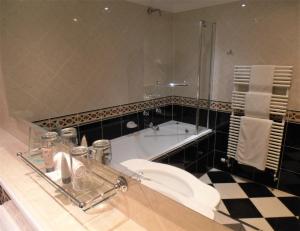 马托克霍利斯酒店的一间带卫生间和浴缸的浴室