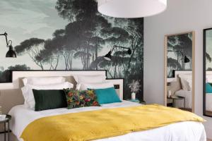 迪纳尔Dinard, très bel appartement***** avec vue sur mer的一间卧室配有一张带黄色毯子的大床