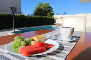 波尔Villa Amorena - Adults Only的桌上的水果和咖啡