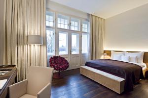 采尔特韦格思德赫索斯酒店的一间卧室设有一张床和一个大窗户