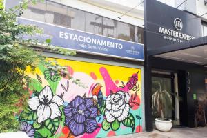 阿雷格里港Master Express Moinhos de Vento的花卉建筑的一面壁画