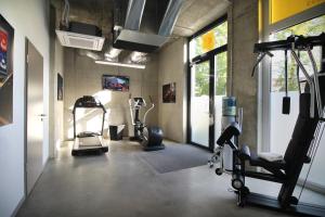 博登斯边的拉多夫采尔K99酒店的健身房,室内设有健身器材