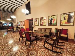 梅里达多尔巴酒店的客厅配有沙发和桌椅