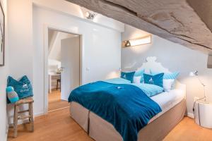 巴特维塞Der Hochsitz的一间卧室配有一张带蓝色枕头的大床