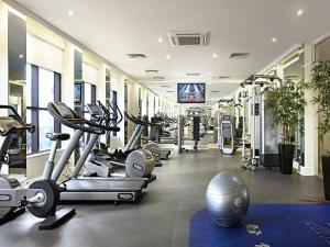 墨尔本墨尔本斯坦福广场酒店的健身房,配有一系列跑步机和有氧运动器材