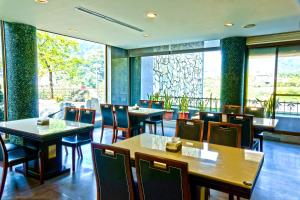 新店花漾水舞休闲会馆的餐厅设有桌椅和大窗户。