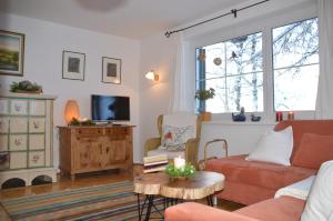 德弗雷根谷地圣雅各布Landhaus Kaulfuss的客厅配有沙发和桌子