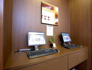 多贺城市路线宾馆 - 多贺城站东的一张桌子,上面有两台电脑
