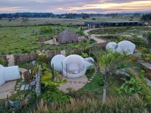 喀巴里特Green Land Bubble Glamping的享有花园的空中景致,设有圆顶