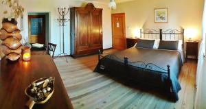 波雷塔泰尔梅Cà Gennara Agri B&B的一间卧室设有一张大床,铺有木地板