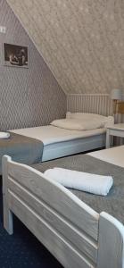 Rymanów朵尔奥斯图亚酒店的双床间设有2张单人床。