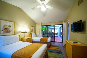 布卡拉顿Ventura at Boca Raton by Capital Vacations的一间酒店客房,设有两张床和电视