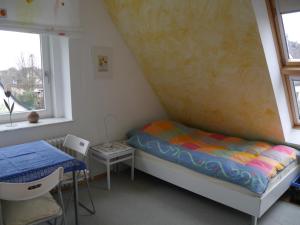 多特蒙德FeWo BlumenPott的小房间设有一张床和一张桌子
